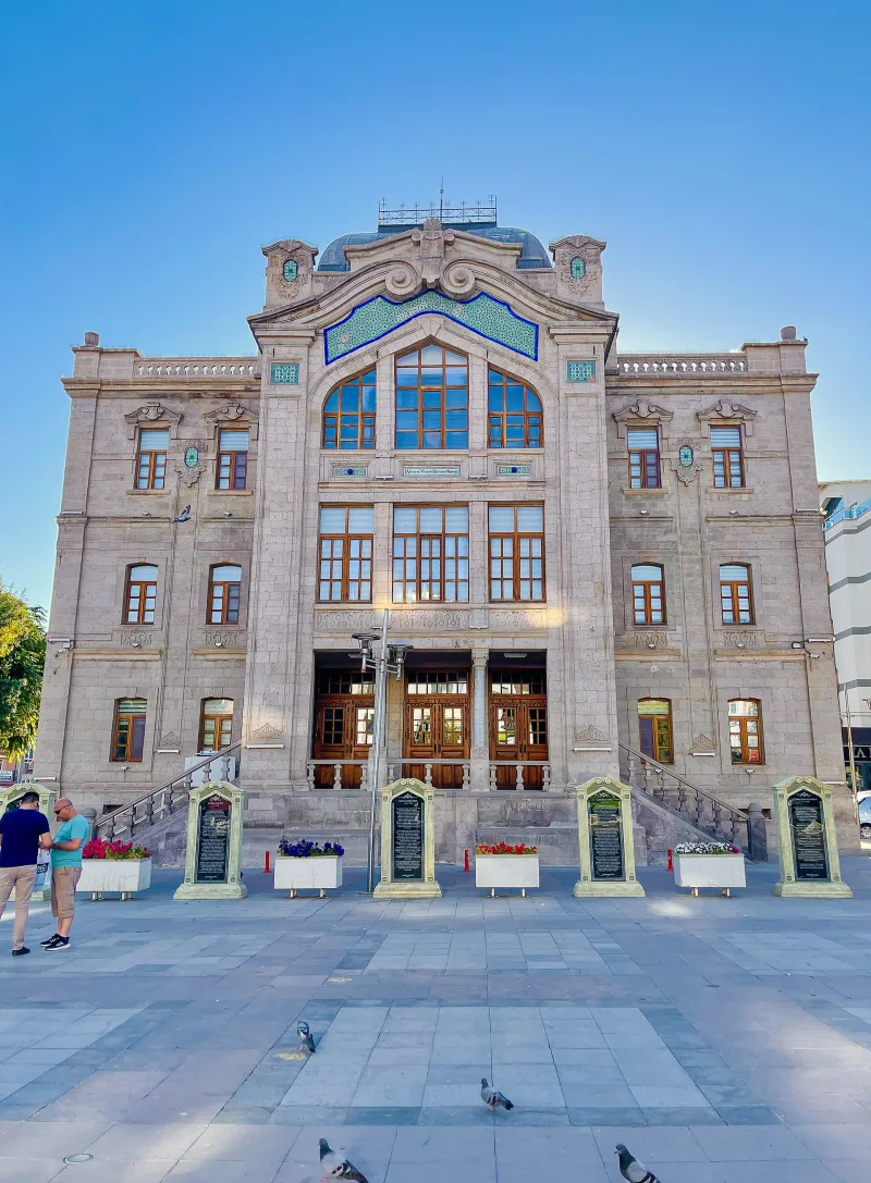 Punainen Aksaray-moskeija (Eğri Minare): opas ja historia